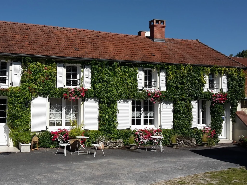La façade d'Au Pré du Moulin en été